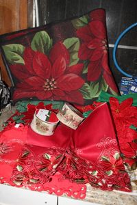lot 294 image: Christmas Table Linens and 2 rugs
