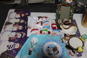lot 295 image: Snowman Christmas Themed Dcor and 8 Rugs
