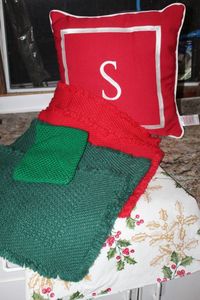 lot 304 image: S Throw Pillow, Placemats and Table Cloth