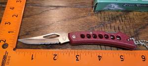 lot 112 image: Frost Cutlery Small 2.5 inch Blade Maroon Knife