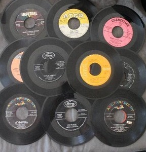 lot 113 image: Vintage Twenty 45 RPM 7 Inch Records with Rare Oraange RCA Label Elvis Presley
