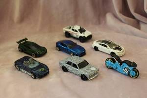 lot 22 image: Seven Hotwheels 2000s Toy Cars