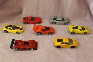 lot 57 image: Seven Hotwheels Toy Cars
