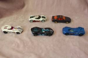 lot 60 image: Five Hotwheels Toy Cars