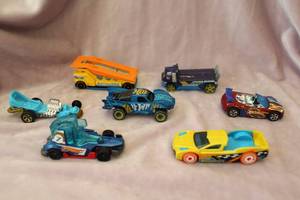 lot 81 image: Seven Hotwheels Toy Cars