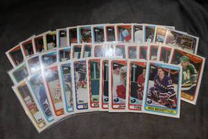 lot 120 image: 1990 Topps Hockey Trading Cards