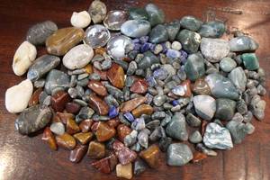 lot 100 image: Large Lot of Gemstones and Beautiful Rocks, Including Bloodstone and Raw Emerald