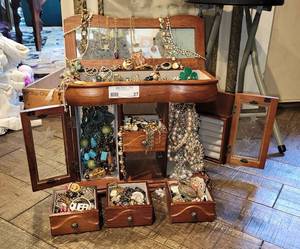 lot 27 image: Vintage Jewelry Box Teasure Hunt