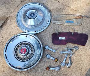 lot 124 image: Lot of Vintage Car Accessories