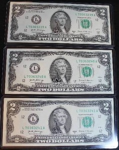 lot 215 image: Set of Three Consecutive Two Dollar Bills