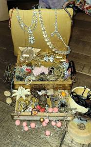 lot 220 image: Vintage Jewelry Box Teasure Hunt Part Duex