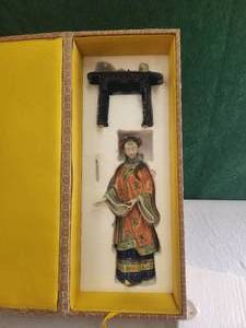 lot 2 image: Oriental art Chinese Girl calligrapher porcelain figurine in box