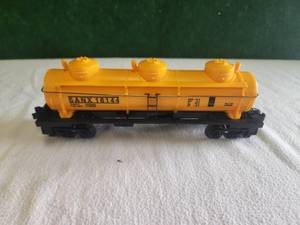 lot 8 image: Vintage Lionel tanker car - O gauge