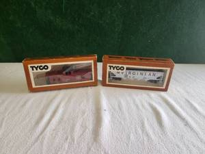 lot 10 image: Vintage Tyco HO scale train cars in box