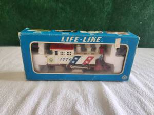 lot 11 image: Life-Like HO scale 1776 train engine