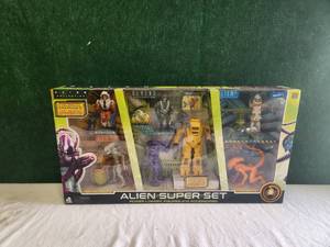 lot 13 image: Alien Super Set - toy play set