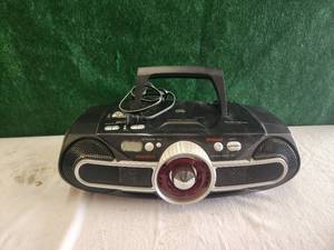 lot 81 image: Magnavox portable radio-cd player