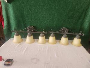 lot 222 image: Set of 2 wall vanity lights