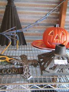 lot 63 image: pumpkin plastic platters, pumpkin dcor, welcome sign , metal yard art