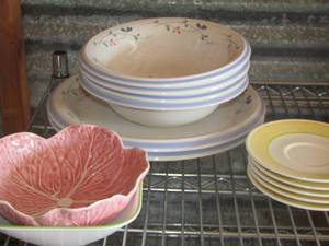 lot 72 image: dinner plates, bowls, cup plates