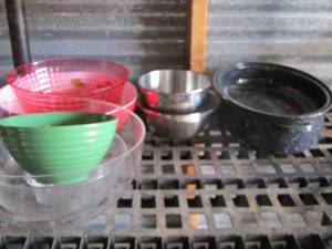 lot 76 image: lot of various bowls and a speckled roasting pan