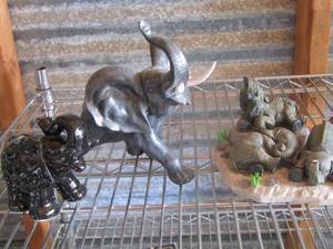 lot 77 image: qty 3 dcor elephants 2 has some chips