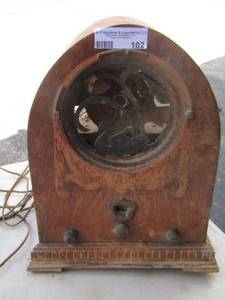 lot 102 image: Antique MAGNAVOX Model 138 Radio needs major work
