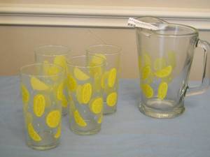 lot 23 image: 1960s Lemonade drink set comes with handled pitcher and 4 glasses