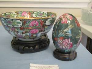 lot 193 image: Glass dcor egg on stand, handcrafted China bowl on stand