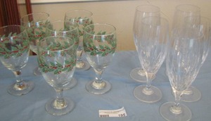 lot 195 image: set of 6 holly Christmas glasses, 5 crystal wine glasses