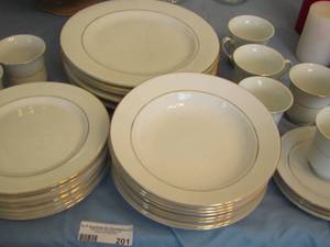 lot 201 image: Signature Gold Traditions China   7 cups, 4 saucers, 6 dinner plates, 8 saucers, 8 cereal bowls  33PCS