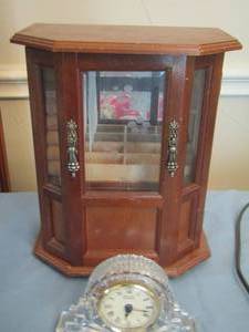 lot 209 image: Crystal legend table top clock, jewelry box