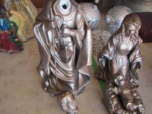 lot 242 image: Nativity set  - 3 PCS    - 1 head is broke but head piece can be glued back on