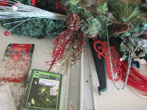 lot 305 image: Christmas lot