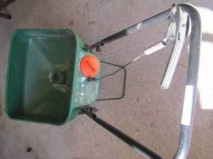 lot 255 image: Scotts seed spreader