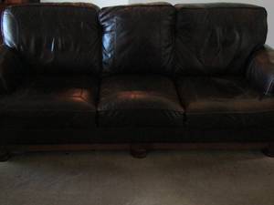 lot 311 image: BROWN LEATHER SOFA in good condition very comfy
