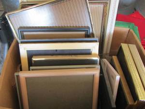 lot 303 image: box of various size picture frames