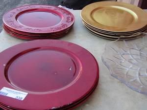 lot 338 image: Christmas plate red and gold