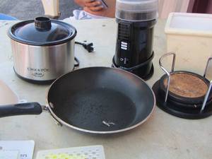 lot 346 image: corn cob sticks- coffee grinder- mini crock pot