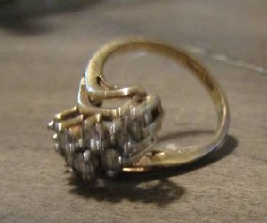 lot 170 image: Womens cocktail ring