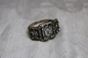 lot 39 image: Sterling Silver - Ring Markings unclear, size 7.5 weighs 4g