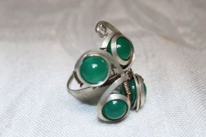 lot 40 image: Sterling Silver - unmarked Artisan wire wrapped around 4 green beads, size 11 weighs 8g