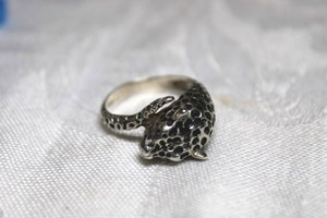 lot 44 image: Sterling Silver - Markings unclear, cat design ring, size 8 weighs 4g