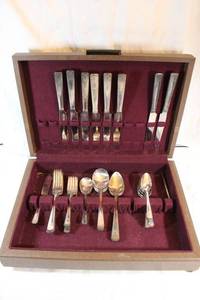 lot 16 image: Monarch plate silverware set with wooden storage box