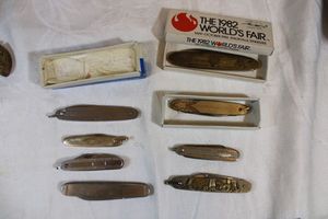 lot 25 image: Pocket knives 1982 Worlds Fair, Vintageantique gold and silver tone knives (some engraved)