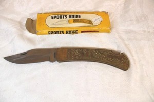 lot 30 image: Brass handle 9 Sports knife marked Pakistan