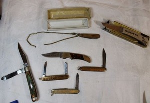 lot 29 image: Pocket knives Vintageantique gold and silver tone knives, Frost Cutlery wood handle knife, Missouri souvenir knife, and Valor Pony 2 knife