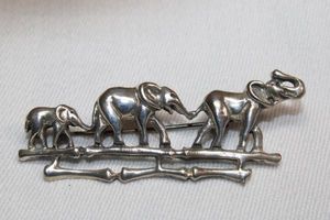 lot 83 image: Sterling Silver - Elephant family brooch marked 925