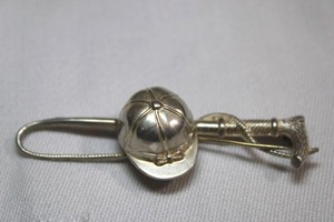 lot 84 image: Sterling Silver - Jockey hat and whip brooch marked Sterling