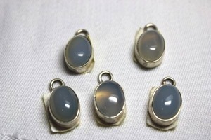 lot 91 image: Sterling Silver - 5 pendants with clouded gemstone